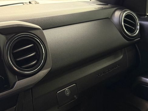 Used 2018 Toyota Tacoma TRD Off-Road w/ Technology Package image 33