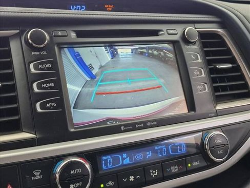 Used 2018 Toyota Highlander Plus w/ Carpet Mat Package (TMS) AWD/4WD image 14