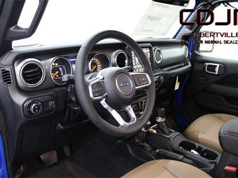 Used 2023 Jeep Gladiator Rubicon w/ Cold Weather Group image 12