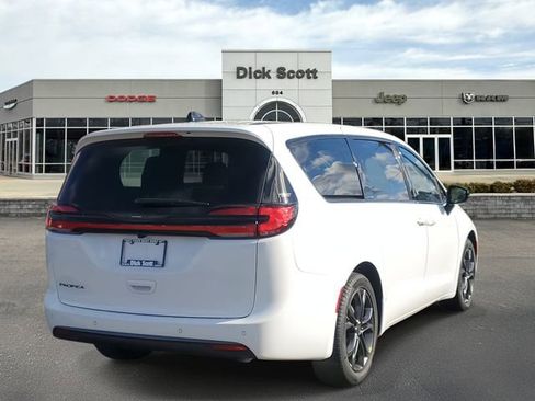 New 2026 Chrysler Pacifica Select image 5