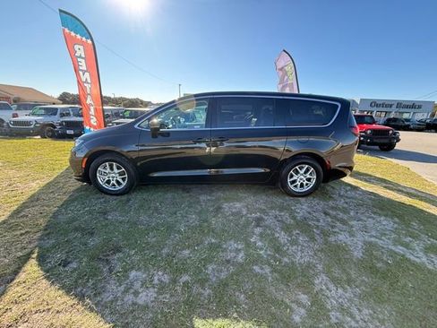 Certified 2024 Chrysler Pacifica Touring-L FWD image 4