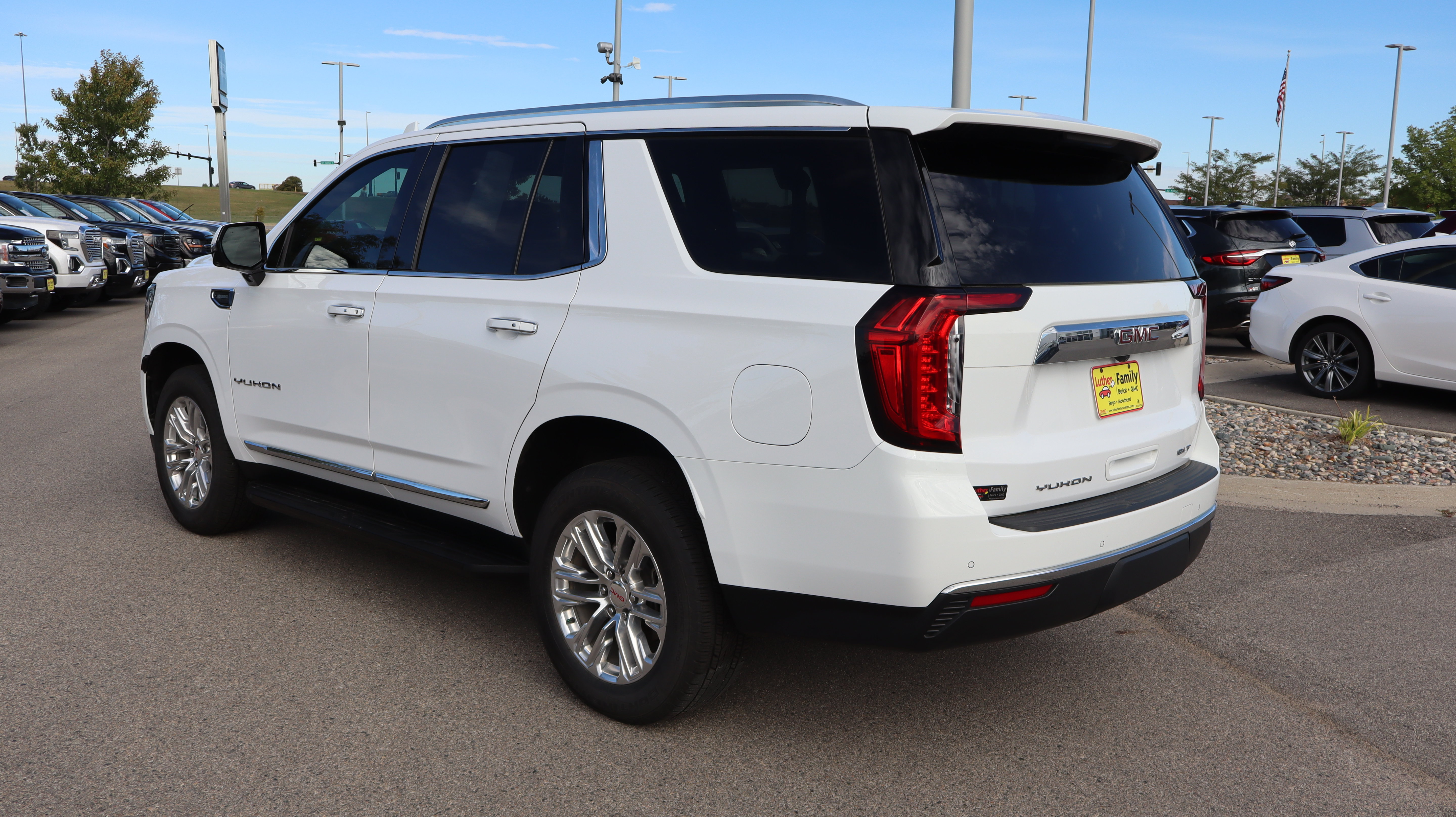 Used 2022 GMC Yukon SLT w/ SLT Luxury Package AWD/4WD image 5