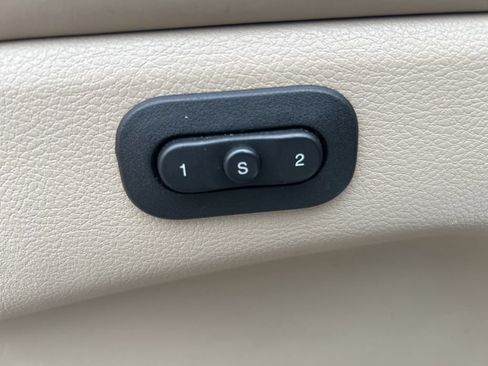 Used 2019 Jeep Grand Cherokee Overland AWD/4WD image 15