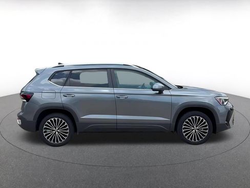 Used 2025 Volkswagen Taos SE FWD image 16