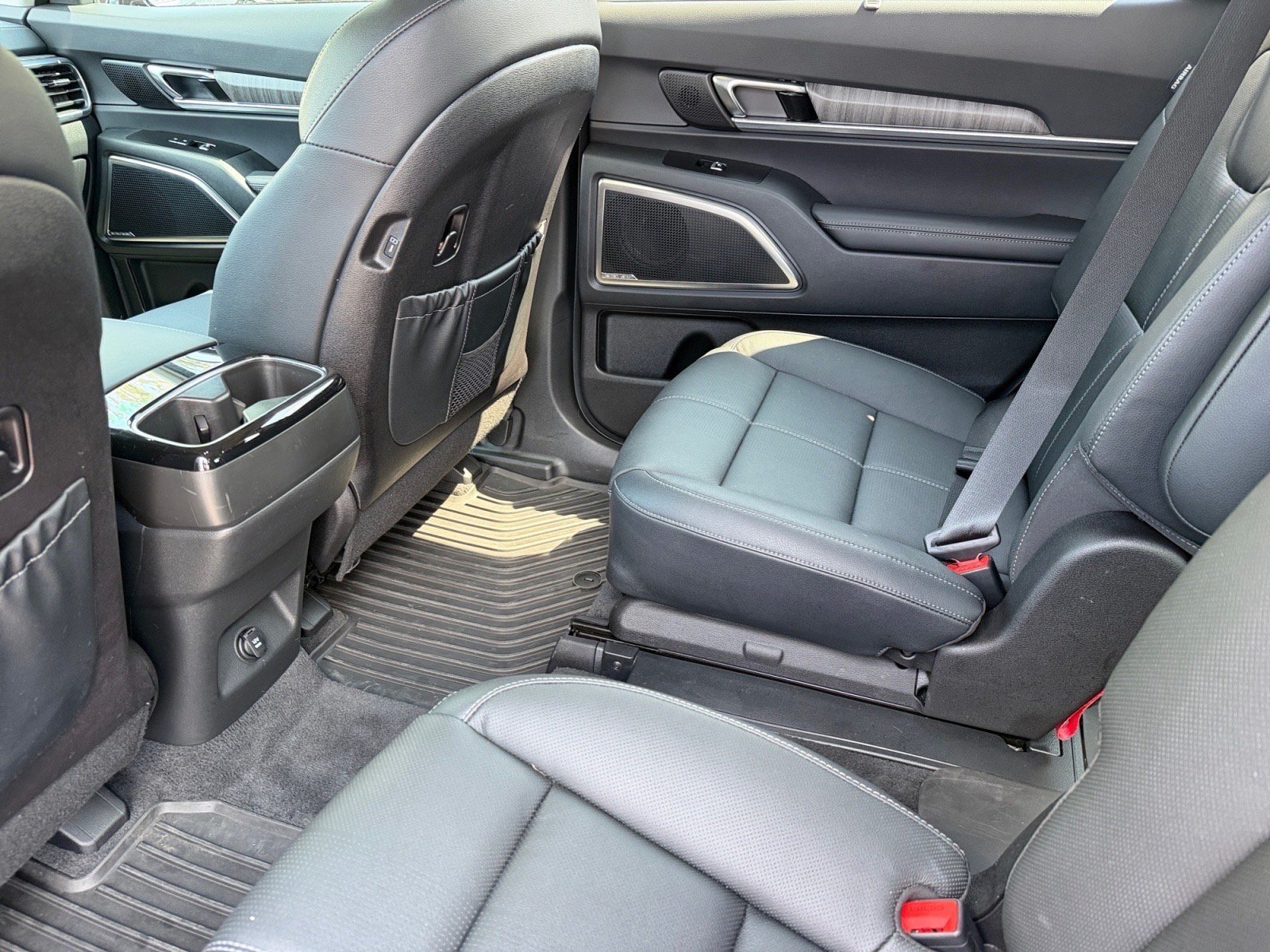 Used 2024 Kia Telluride SX w/ Towing Package FWD image 17