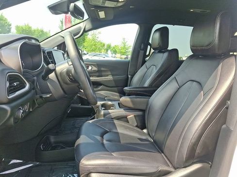 Used 2025 Chrysler Pacifica Select FWD image 14