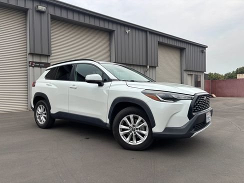 Used 2022 Toyota Corolla Cross LE FWD image 2