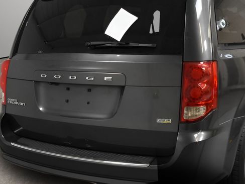 Used 2018 Dodge Grand Caravan SE w/ UConnect Hands-Free Group FWD image 32