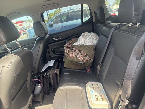 Used 2019 GMC Acadia SLT AWD/4WD image 16
