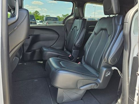 Used 2025 Chrysler Pacifica Select FWD image 17