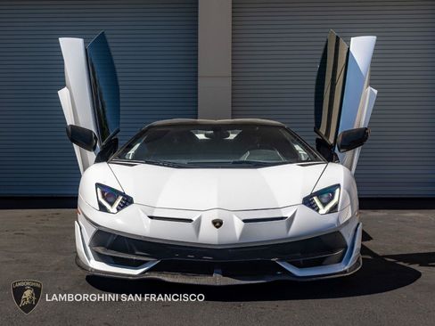 Used 2020 Lamborghini Aventador SVJ AWD/4WD image 2