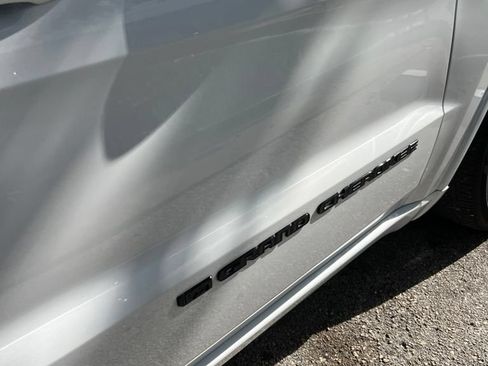 Used 2022 Jeep Grand Cherokee Laredo X RWD image 8