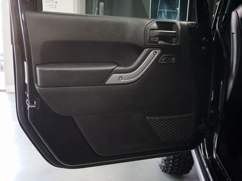 Used 2013 Jeep Wrangler Unlimited Rubicon w/ Connectivity Group image 18