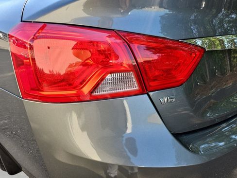 Used 2016 Chevrolet Impala LT FWD image 19