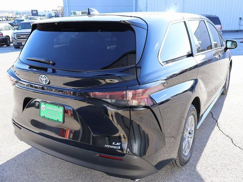 Used 2024 Toyota Sienna LE image 5