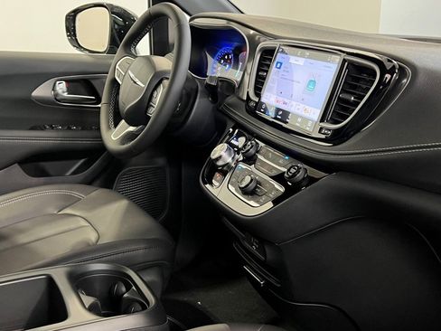 New 2026 Chrysler Pacifica Select image 7