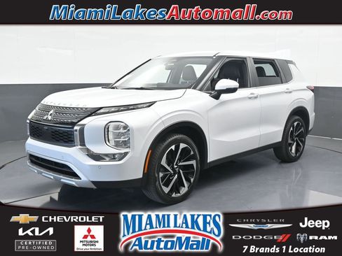 Used 2023 Mitsubishi Outlander SE image 1