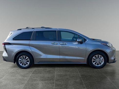 Used 2026 Toyota Sienna XLE AWD/4WD image 10