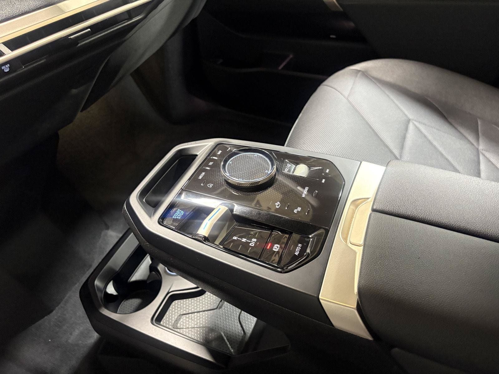 Used 2023 BMW iX xDrive50 w/ Sport Package AWD/4WD image 5