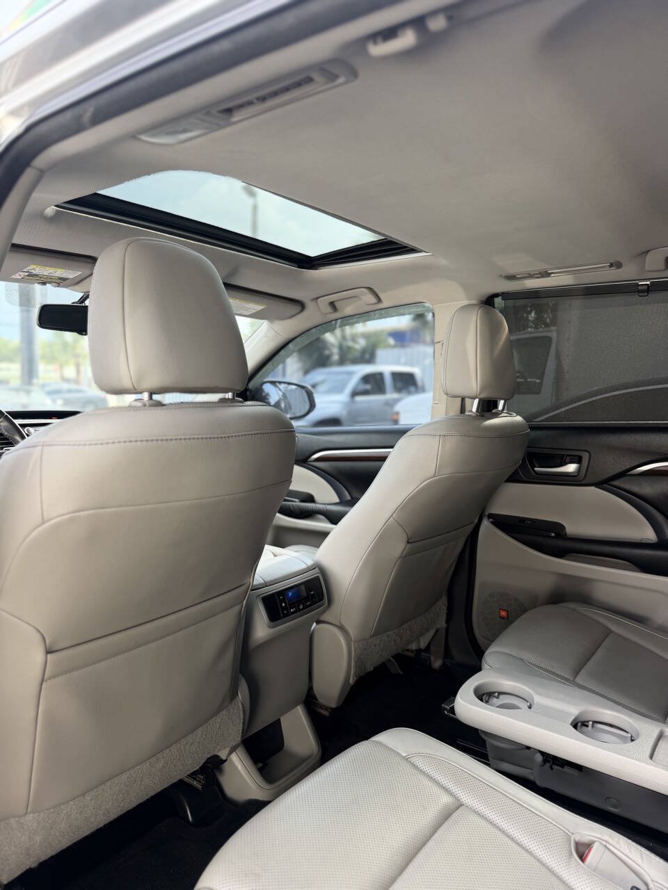 Used 2016 Toyota Highlander Limited w/ Driver Technology Package FWD image 23