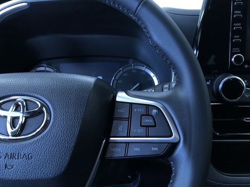 Used 2022 Toyota Highlander XLE AWD/4WD image 27