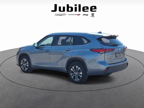 Used 2022 Toyota Highlander XLE FWD image 4