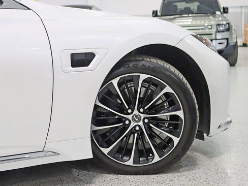 Used 2022 Lexus LS 500h AWD w/ Luxury Package image 13