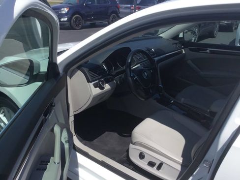 Used 2018 Volkswagen Passat 2.0T SE w/ SE Lighting Package FWD image 9