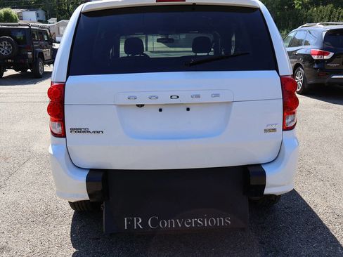 Used 2017 Dodge Grand Caravan SXT FWD image 17