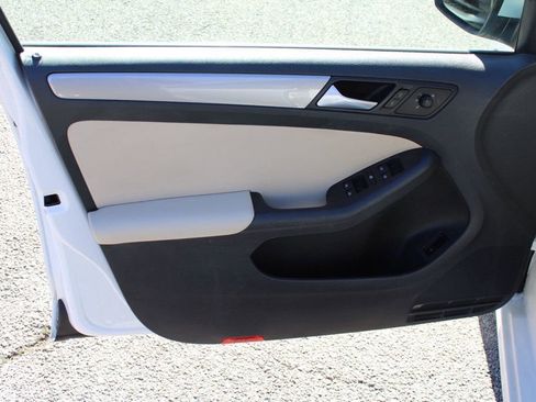 Used 2017 Volkswagen Jetta SE image 32