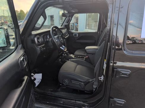 Used 2018 Jeep Wrangler Unlimited Sahara w/ LED Lighting Group AWD/4WD image 21