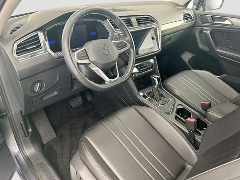 Used 2023 Volkswagen Tiguan SE FWD image 9