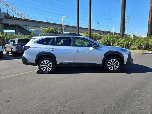 Certified 2025 Subaru Outback Premium image 8