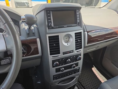 Used 2010 Chrysler Town & Country Touring w/ Entertainment Group #2 FWD image 16