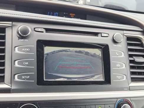Used 2019 Toyota Highlander LE AWD/4WD image 10