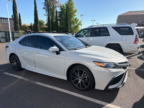 Used 2022 Toyota Camry SE FWD image 2