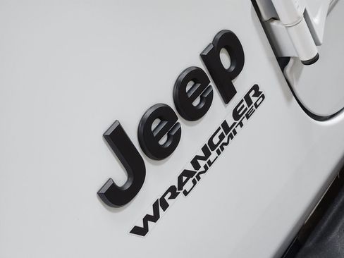 Used 2022 Jeep Wrangler Unlimited Sahara image 25