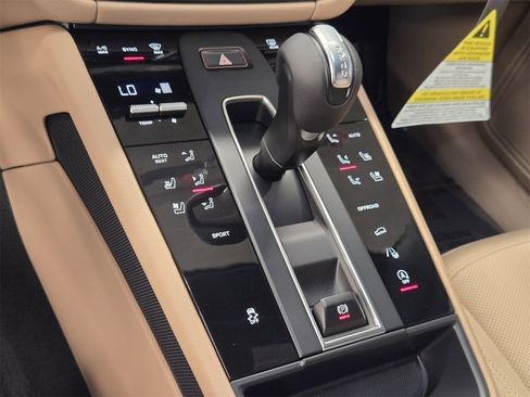 Used 2025 Porsche Macan image 24