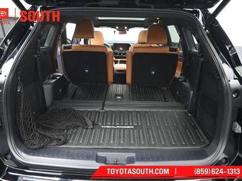 Used 2023 Toyota Highlander Platinum AWD/4WD image 35