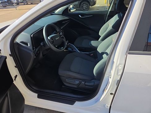 Used 2025 Kia Niro LX FWD image 4