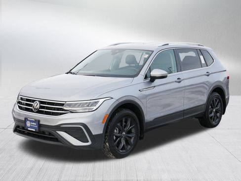 Certified 2024 Volkswagen Tiguan SE image 3