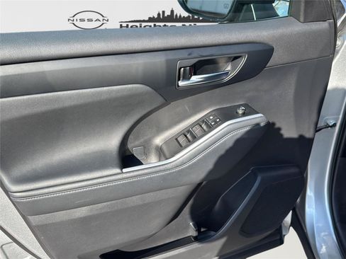 Used 2023 Toyota Highlander XLE AWD/4WD image 12