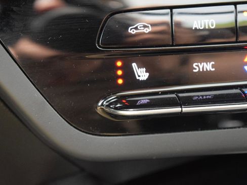 Used 2021 Buick Envision Essence FWD image 30