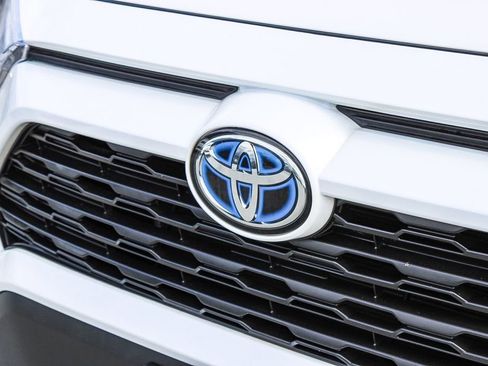 Used 2022 Toyota RAV4 XLE Premium AWD/4WD image 6