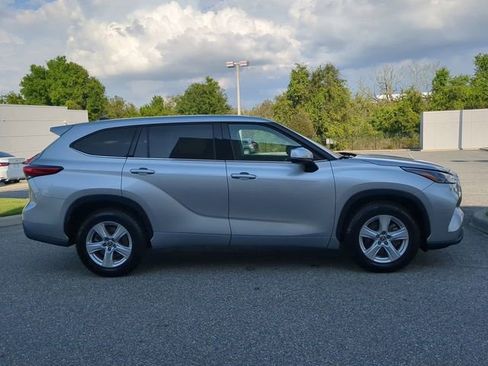 Used 2022 Toyota Highlander LE image 3