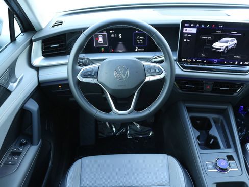 New 2025 Volkswagen Tiguan SE image 19