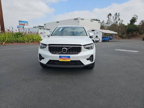 Used 2025 Volvo XC40 B5 Plus AWD/4WD image 2