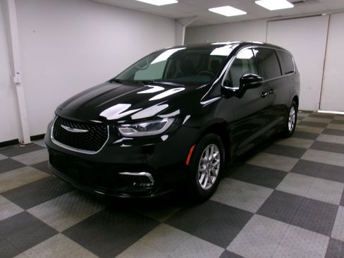 Used 2024 Chrysler Pacifica Touring-L FWD image 1