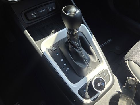 New 2025 Hyundai Venue Limited image 17