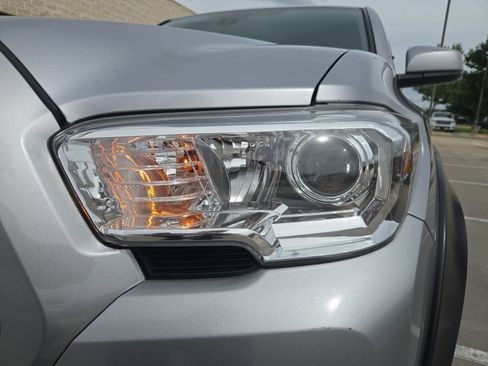 Used 2019 Toyota Tacoma SR5 RWD image 10